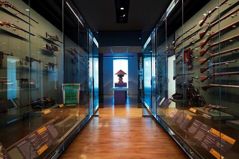 Vitrines d'exposition d'armes de la Manufacture de Tulle 