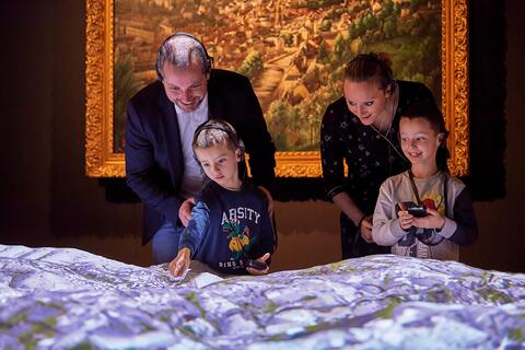 Une famille découvre la maquette de la ville