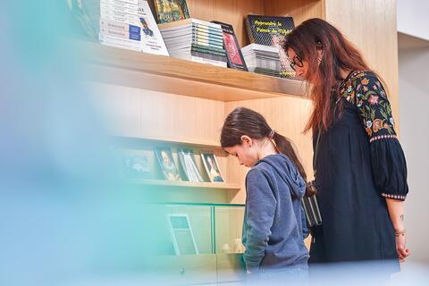Visiteurs dans la boutique de la Cité