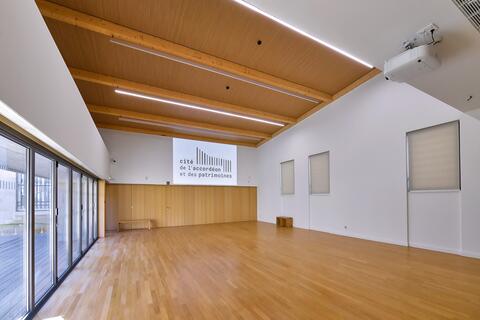 Auditorium de la Cité vide avec vidéo projection