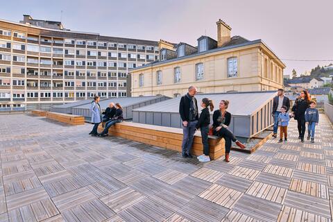 Terrasse avec visiteurs 