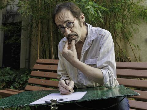 Marc Kerjouan dessinant 