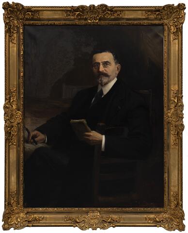 Portrait du docteur Maschat à son bureau