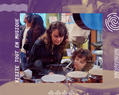 Un enfant et sa mère contemple des instruments de musique