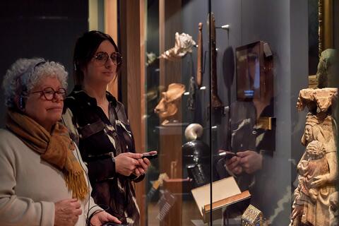 Deux visiteuse devant une vitrine